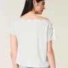Lockeres, schulterfreies T-Shirt zum Binden Lockeres, schulterfreies T-Shirt zum Binden