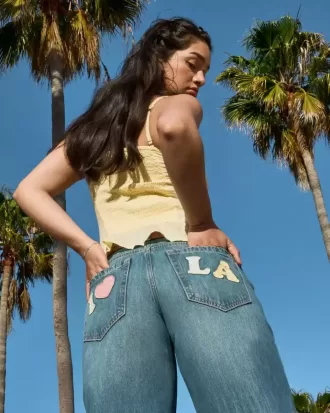 Low-Rise Baggy-Jeans mit mittlerer Waschung und Los Angeles-Grafik