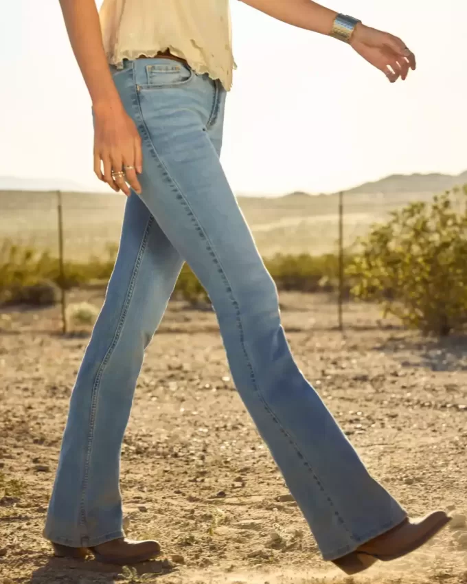 Low-Rise Boot-Jeans in heller Waschung