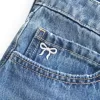 Low-Rise-Mini-Jeansrock mit bestickter Schleife Low-Rise-Mini-Jeansrock mit bestickter Schleife
