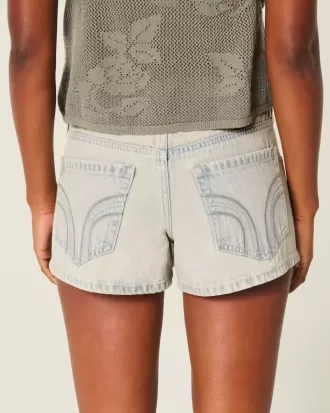 Low-Rise-Mini-Shorts aus hell gewaschenem Denim