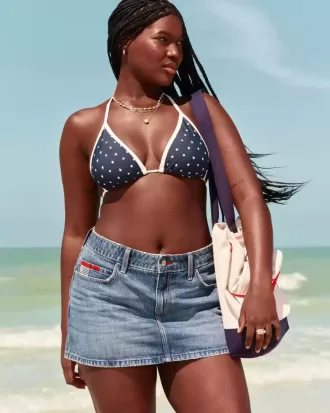 Low-Rise-Mini-Skort aus Denim mit mittlerer Waschung und Flaggenstickerei