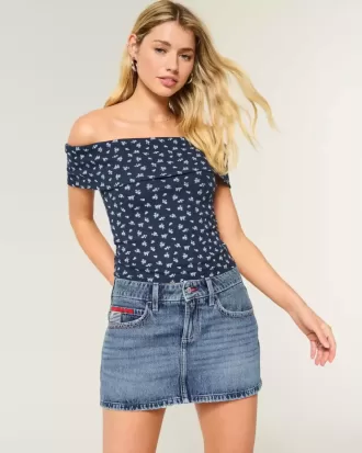 Low-Rise-Mini-Skort aus Denim mit mittlerer Waschung und Flaggenstickerei