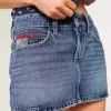 Low-Rise-Mini-Skort aus Denim mit mittlerer Waschung und Flaggenstickerei Low-Rise-Mini-Skort aus Denim mit mittlerer Waschung und Flaggenstickerei