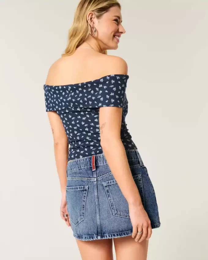 Low-Rise-Mini-Skort aus Denim mit mittlerer Waschung und Flaggenstickerei Low-Rise-Mini-Skort aus Denim mit mittlerer Waschung und Flaggenstickerei