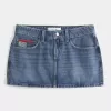 Low-Rise-Mini-Skort aus Denim mit mittlerer Waschung und Flaggenstickerei Low-Rise-Mini-Skort aus Denim mit mittlerer Waschung und Flaggenstickerei