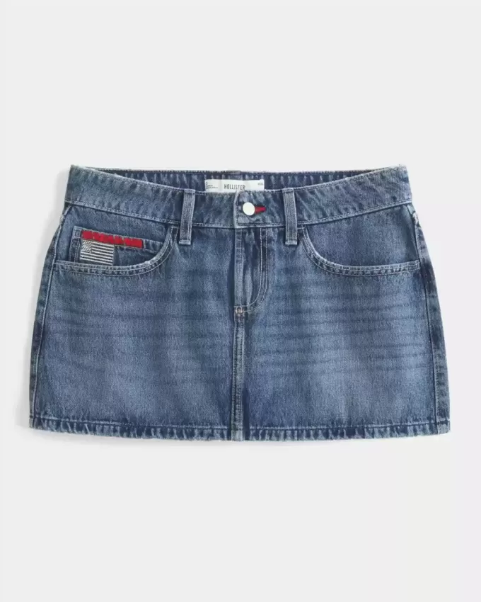 Low-Rise-Mini-Skort aus Denim mit mittlerer Waschung und Flaggenstickerei Low-Rise-Mini-Skort aus Denim mit mittlerer Waschung und Flaggenstickerei