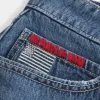 Low-Rise-Mini-Skort aus Denim mit mittlerer Waschung und Flaggenstickerei Low-Rise-Mini-Skort aus Denim mit mittlerer Waschung und Flaggenstickerei