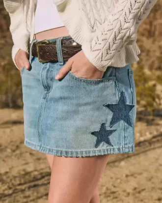 Low-Rise-Mini-Skort aus Denim mit Stern-Applikation in mittlerer Waschung