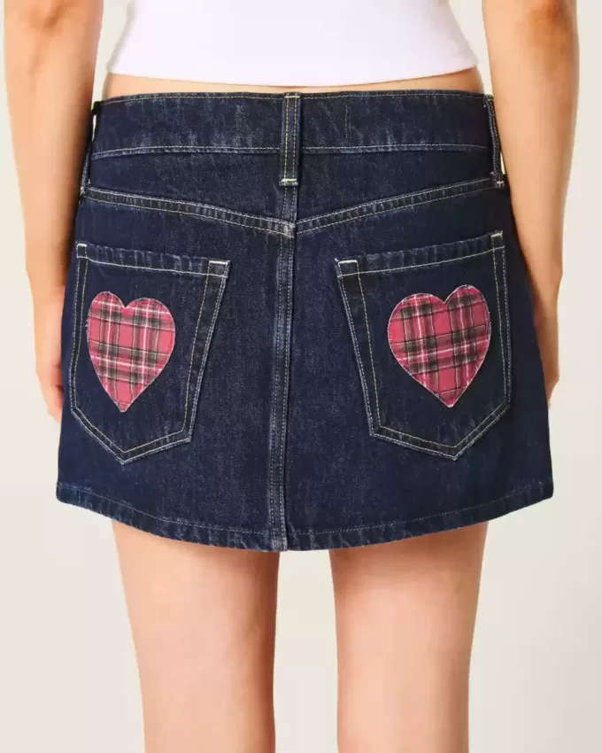 Low-Rise-Mini-Skort aus dunkel gewaschenem, kariertem Denim mit Tasche