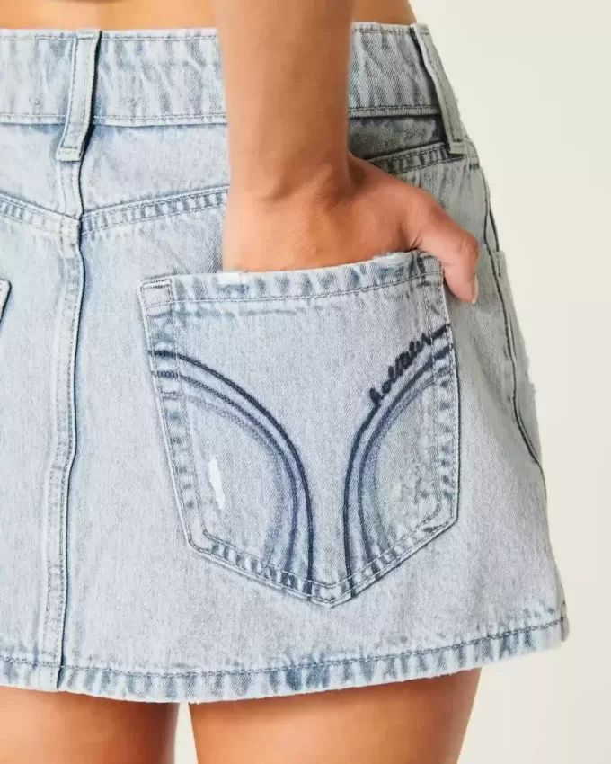 Low-Rise-Mini-Skort aus hell gewaschenem Denim Low-Rise-Mini-Skort aus hell gewaschenem Denim