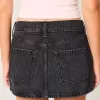 Low-Rise-Mini-Skort aus verwaschenem schwarzem Denim