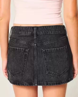 Low-Rise-Mini-Skort aus verwaschenem schwarzem Denim