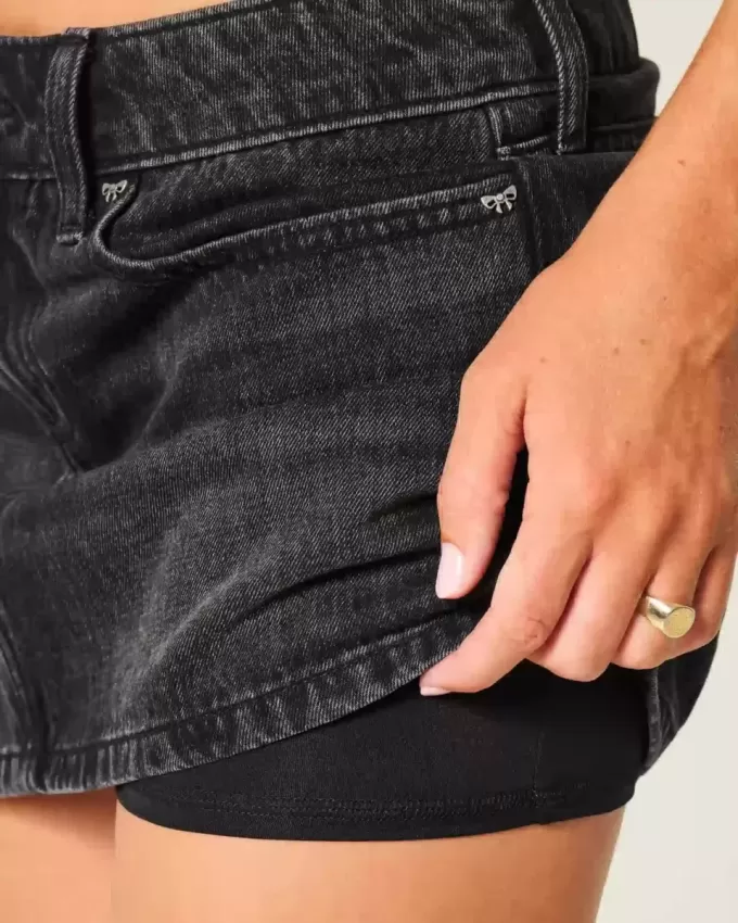 Low-Rise-Mini-Skort aus verwaschenem schwarzem Denim
