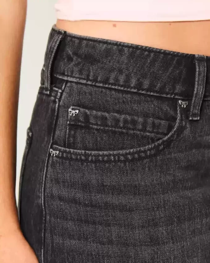 Low-Rise-Mini-Skort aus verwaschenem schwarzem Denim