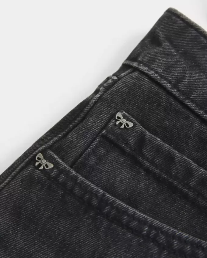 Low-Rise-Mini-Skort aus verwaschenem schwarzem Denim