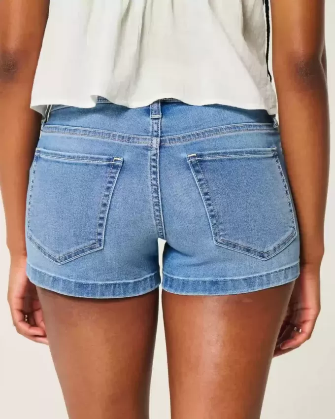 Low-Rise-Shortie-Shorts aus Denim in mittlerer Waschung Low-Rise-Shortie-Shorts aus Denim in mittlerer Waschung