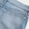 Low-Rise-Shortie-Shorts aus Denim mit mittlerer Waschung und Nieten Low-Rise-Shortie-Shorts aus Denim mit mittlerer Waschung und Nieten