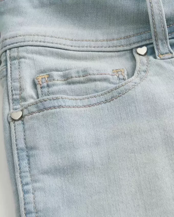 Low-Rise-Shortie-Shorts aus hell gewaschenem Denim