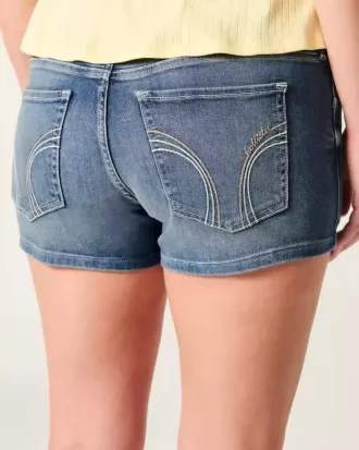 Low-Rise Shortie-Shorts in mittlerer Waschung