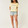 Low-Rise-Shorts aus hell gewaschenem Denim mit Blumenmuster und Tasche Low-Rise-Shorts aus hell gewaschenem Denim mit Blumenmuster und Tasche