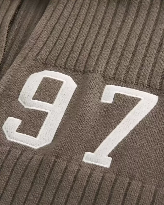 Lässiger Pullover mit Reißverschluss und Zahlengrafik