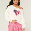 Lässiger, schulterfreier Pullover mit Flaggen- und Herzgrafik