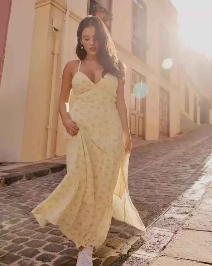Maxikleid mit offenem Rücken Maxikleid mit offenem Rücken