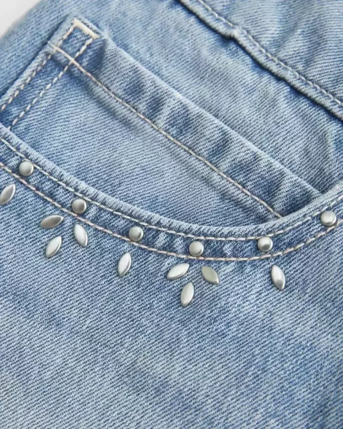 Mini-Skort aus Denim in heller Waschung mit Nieten