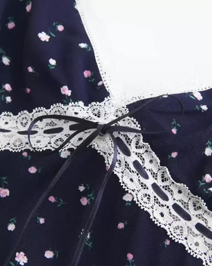 Mini-Slipkleid mit Spitzendetail