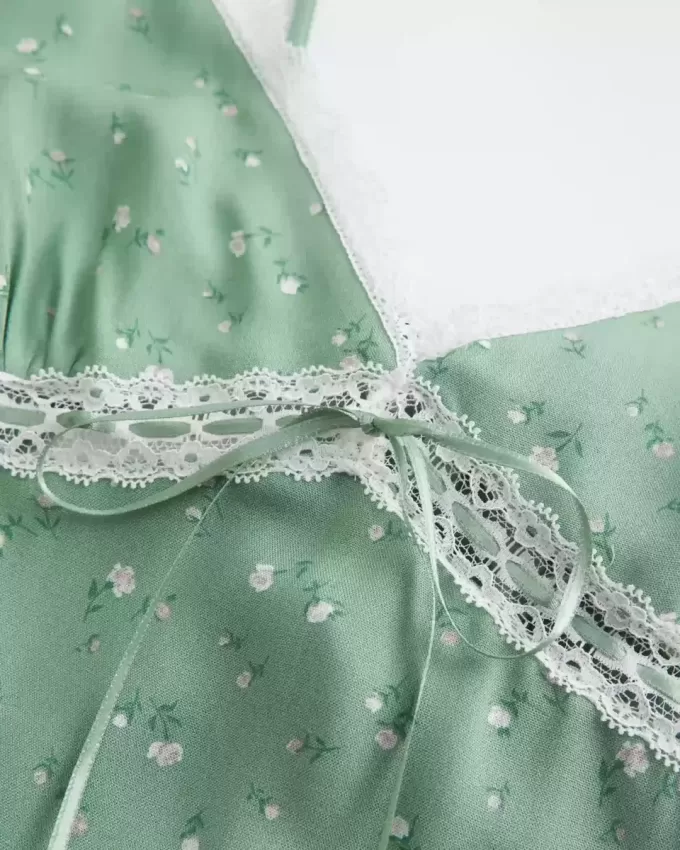 Mini-Slipkleid mit Spitzendetail