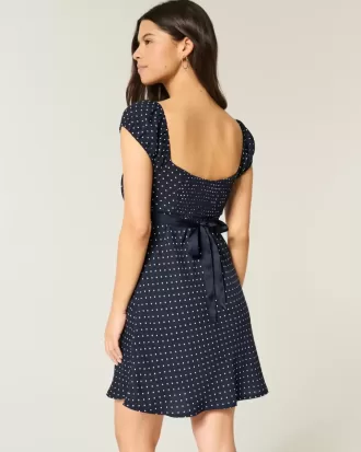 Minikleid aus Kreppsatin mit Band