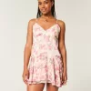 Minikleid mit asymmetrischem Saum Minikleid mit asymmetrischem Saum