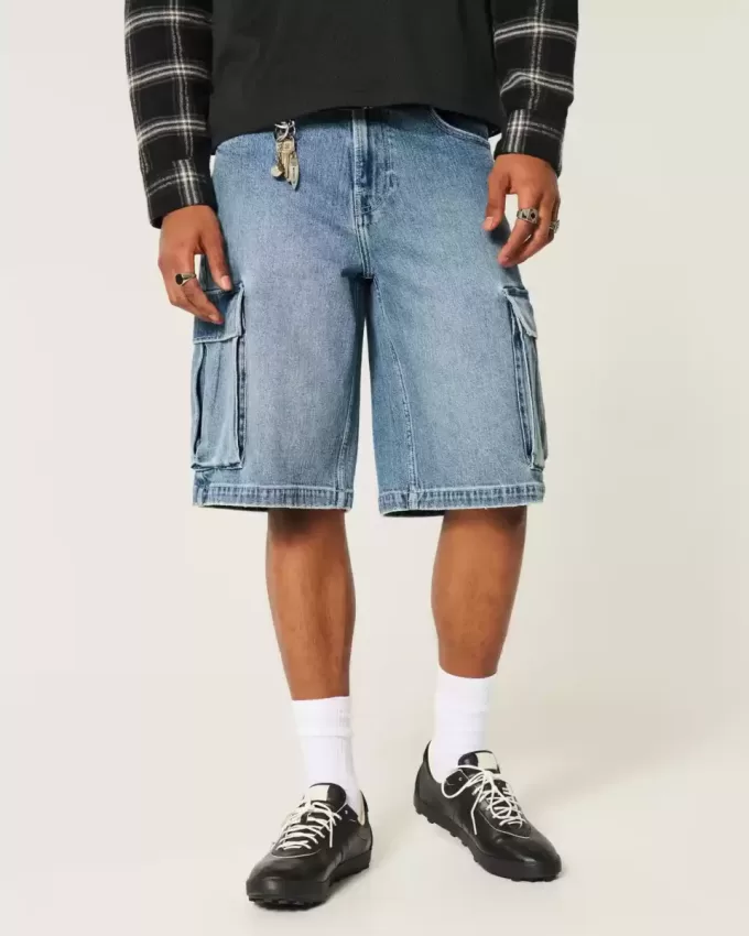 Mittel gewaschene Super Baggy-Cargo-Shorts aus Denim Mittel gewaschene Super Baggy-Cargo-Shorts aus Denim