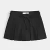 Mittelhoher, plissierter Mini-Skort