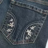 Niedrig geschnittene Bootcut-Jeans in dunkler Waschung mit Stickerei