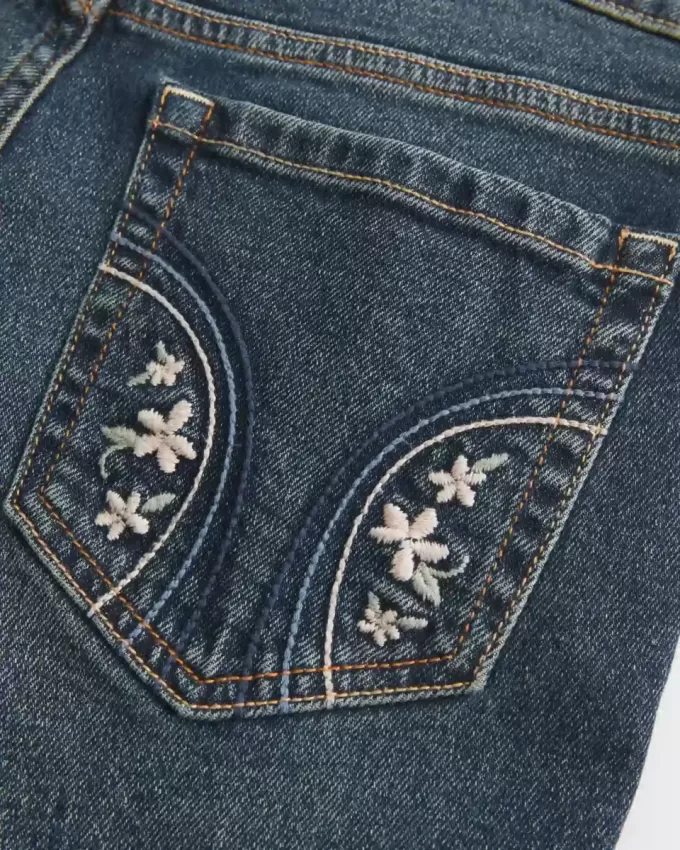 Niedrig geschnittene Bootcut-Jeans in dunkler Waschung mit Stickerei