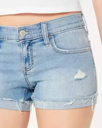 Niedrig geschnittene Distressed-Jeansshorts in heller Waschung