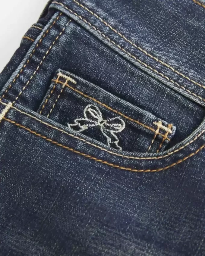 Niedrig geschnittene, dunkel gewaschene, bestickte Denim-Shorts Niedrig geschnittene, dunkel gewaschene, bestickte Denim-Shorts