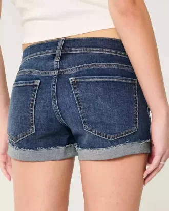 Niedrig geschnittene, zerrissene Shortie-Shorts aus dunkel gewaschenem Denim