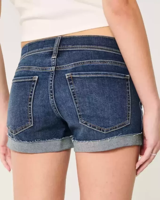 Niedrig geschnittene, zerrissene Shortie-Shorts aus dunkel gewaschenem Denim