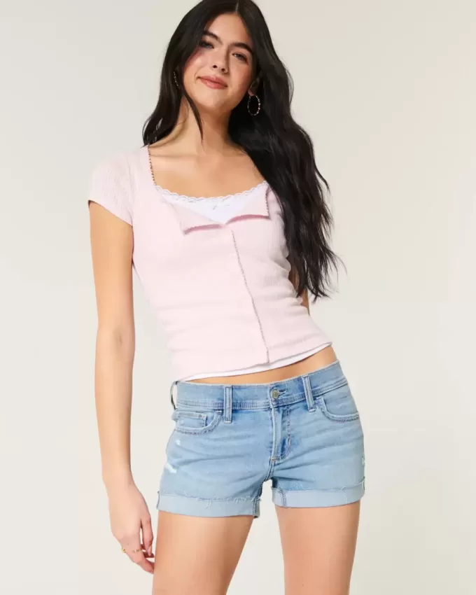 Niedrig geschnittene, zerrissene Shortie-Shorts aus hell gewaschenem Denim