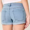 Niedrig geschnittene, zerrissene Shortie-Shorts aus hell gewaschenem Denim