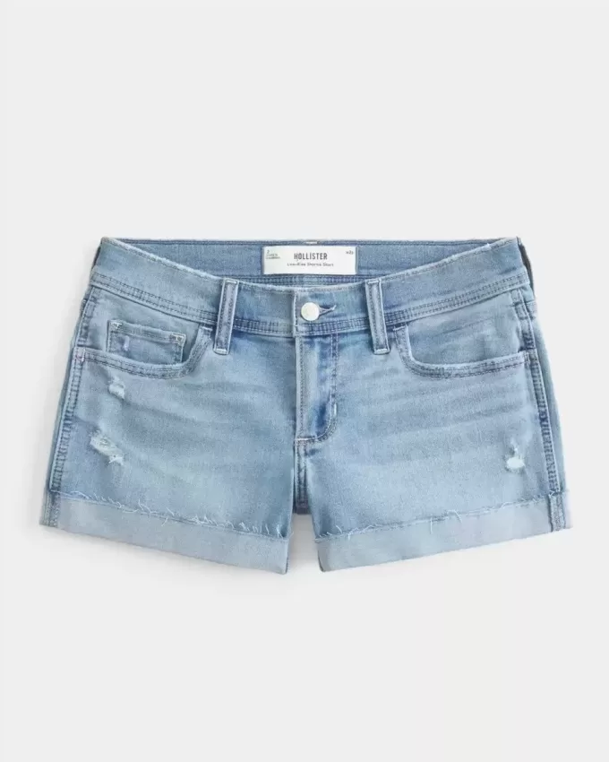 Niedrig geschnittene, zerrissene Shortie-Shorts aus hell gewaschenem Denim