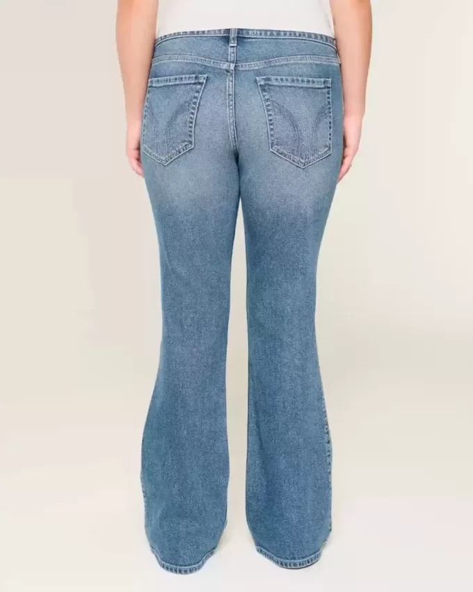 Niedrig sitzende Bootcut-Jeans mit Rissen in mittlerer Waschung