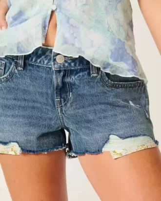 Niedrig sitzende Distressed-Mini-Shorts aus Denim in mittlerer Waschung