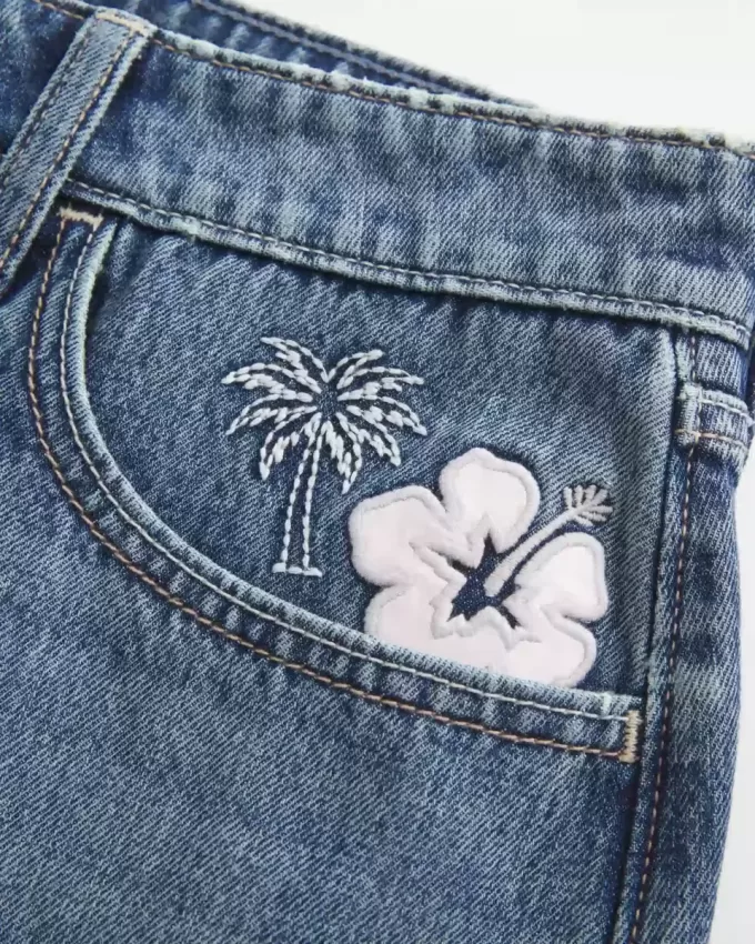 Niedrig sitzender Mini-Skort aus besticktem Denim