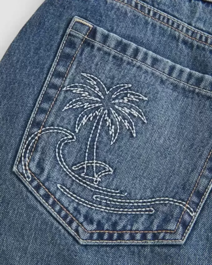 Niedrig sitzender Mini-Skort aus besticktem Denim