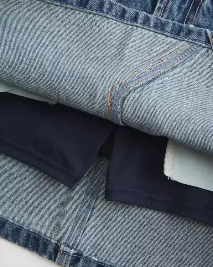 Niedrig sitzender Mini-Skort aus besticktem Denim