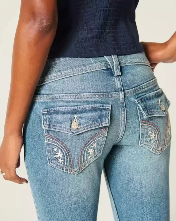 Niedrige Bootcut-Jeans mit mittlerer Waschung und Blumenstickerei